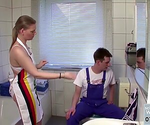 Mutter ueberedet jungen Handwerker zum Ficken.mp4
