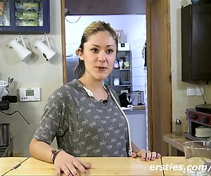 Haariges amateur mädchen zeigt ihre füße!