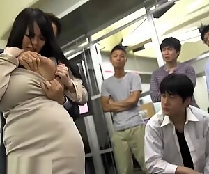 Tette giganti asiatiche che leccano le sue tette enormi